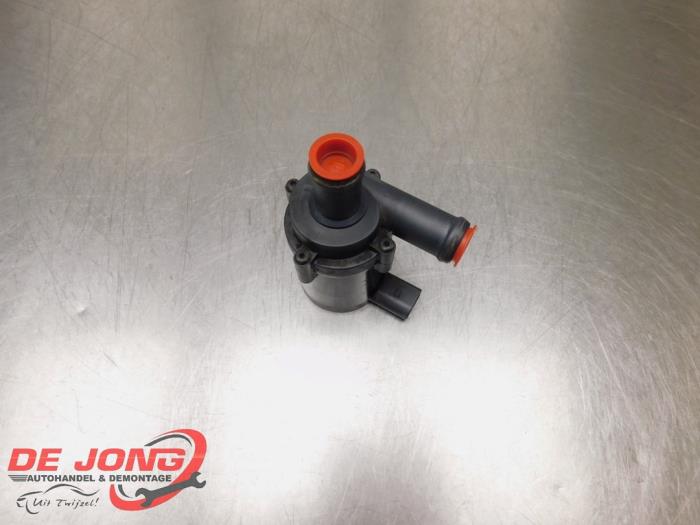 Additional water pump from a Volkswagen Touareg (7LA/7L6) 2.5 TDI R5 2004