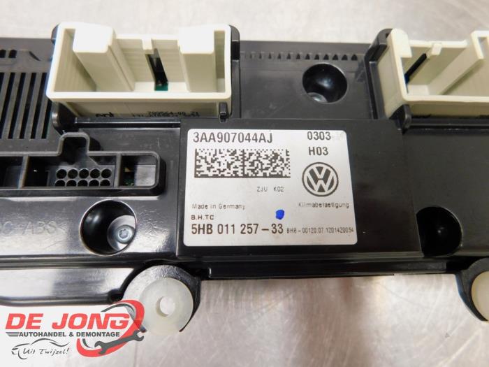 Heater control panel from a Volkswagen Passat Variant (365) 2.0 TDI 16V 140 2012