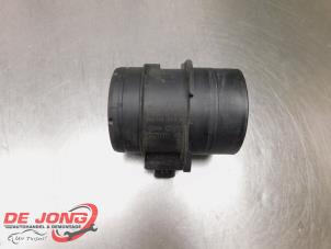 Luftmassenmesser van een Volkswagen Passat Variant (365) 2.0 TDI 16V 140 2012