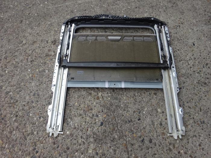 Sliding roof from a BMW 1 serie (F20) 116d 2.0 16V 2014