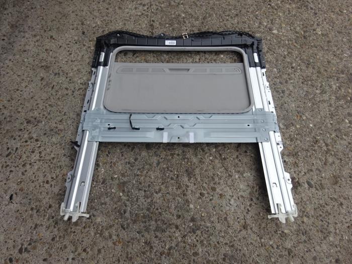 Sliding roof from a BMW 1 serie (F20) 116d 2.0 16V 2014