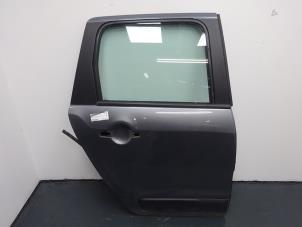 Używane Drzwi prawe tylne wersja 4-drzwiowa Citroen C3 Picasso (SH) 1.4 16V VTI 95 Cena € 185,00 Procedura marży oferowane przez Autodemontagebedrijf de Jong