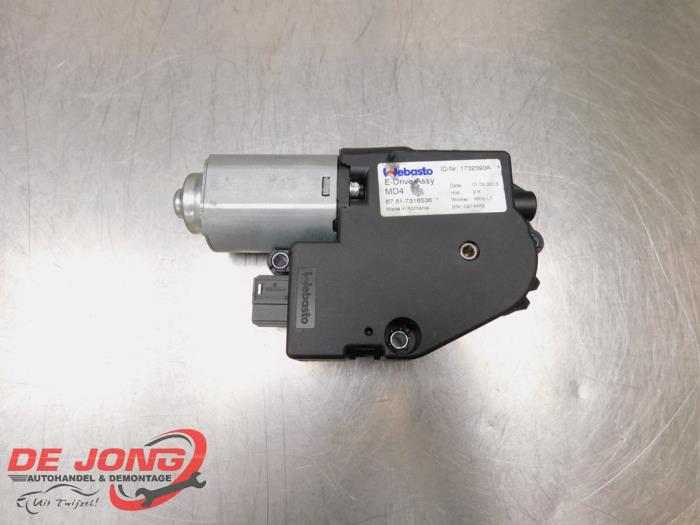 Sunroof motor from a BMW 1 serie (F20) 116d 2.0 16V 2014