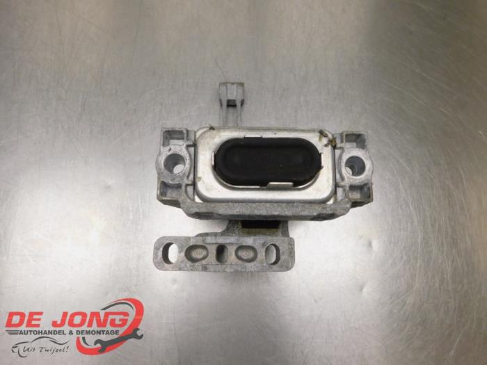 Engine mount from a Volkswagen Passat Variant (3G5) 2.0 TDI 16V 190 2017