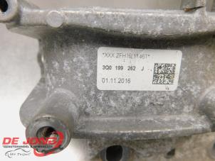 Engine mount from a Volkswagen Passat Variant (3G5) 2.0 TDI 16V 190 2017