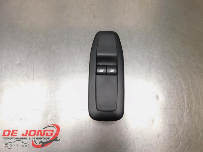 Usados Interruptor combinado de ventanillas Peugeot 208 I (CA/CC/CK/CL) 1.6 Blue HDi 75 Precio € 29,99 Norma de margen ofrecido por Autodemontagebedrijf de Jong