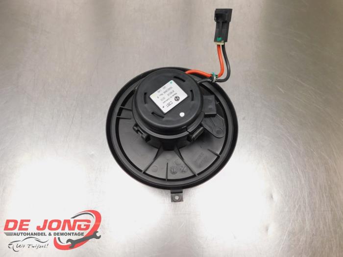 Heating and ventilation fan motor from a Alfa Romeo 147 (937) 1.6 Twin Spark 16V 2007