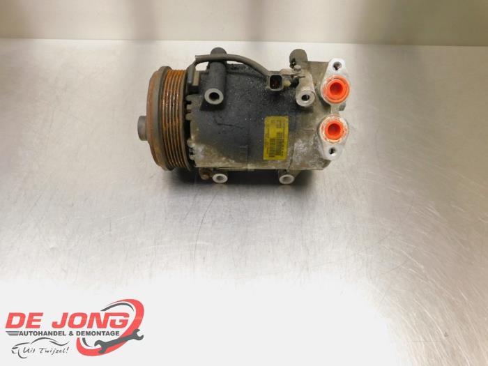Air conditioning pump from a Ford Focus 2 Wagon 1.6 TDCi 16V 110 2008