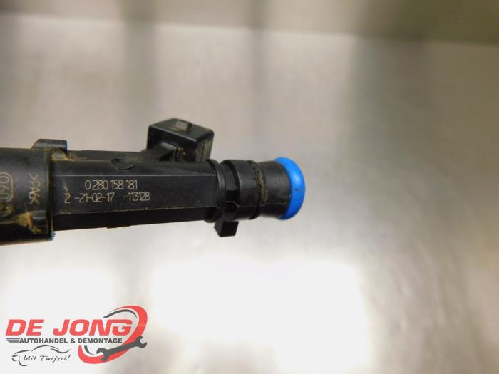 Injector (petrol injection) from a Opel Corsa E 1.2 16V 2017