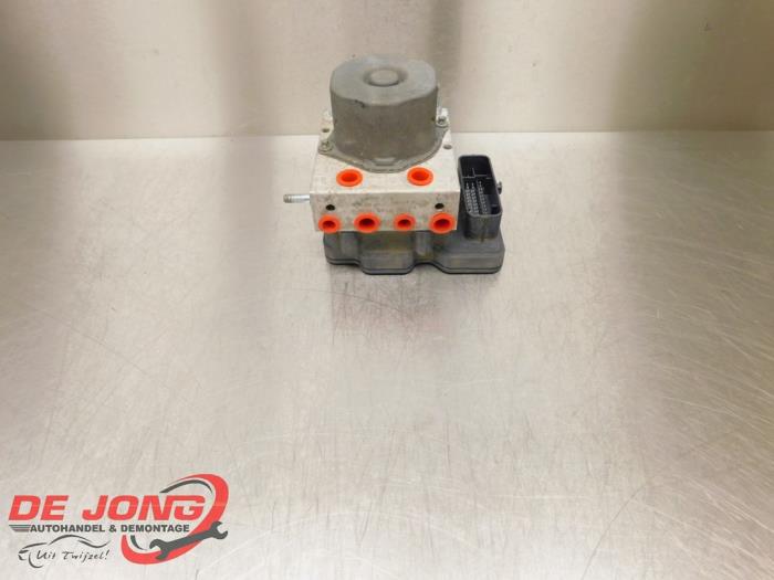 Begagnade ABS-pump Renault Twingo III (AH) 1.0 SCe 70 12V Pris € 19,90 Marginaltabell erbjuds av Autodemontagebedrijf de Jong