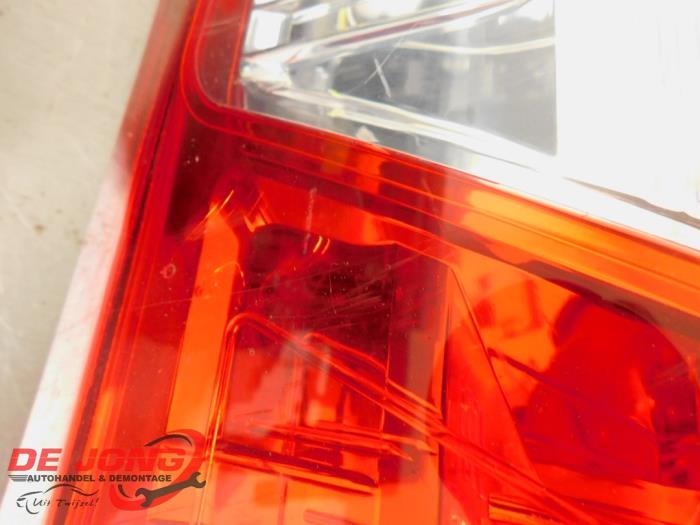 Luz trasera izquierda de un Ford Transit 2.2 TDCi 16V RWD 2015