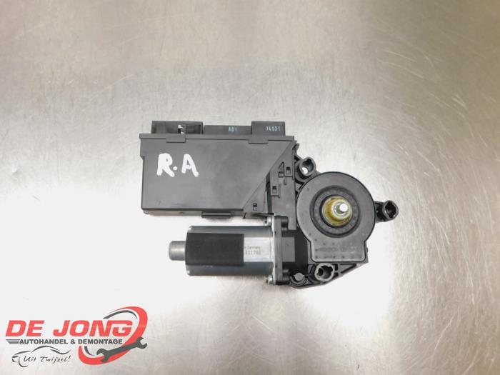 Usados Motor de ventanilla de puerta Audi A8 (D3) 3.0 TDI V6 24V Quattro Precio € 29,99 Norma de margen ofrecido por Autodemontagebedrijf de Jong