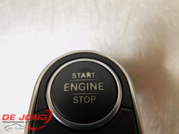 Start/stop switch from a Mercedes-Benz A (177.0) 1.3 A-180 Turbo 16V 2019