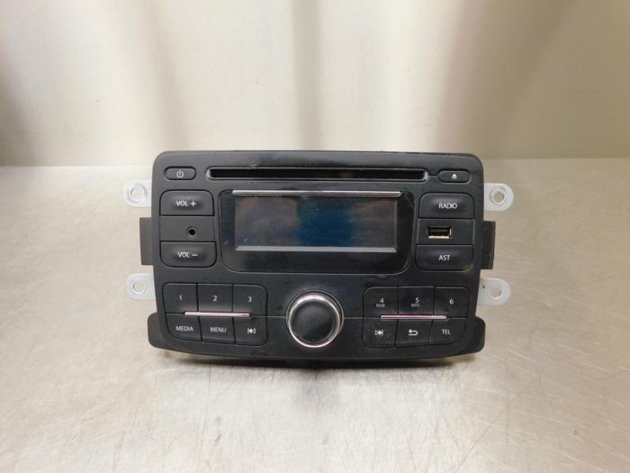 Radio CD player from a Dacia Lodgy (JS) 1.5 dCi FAP 2015