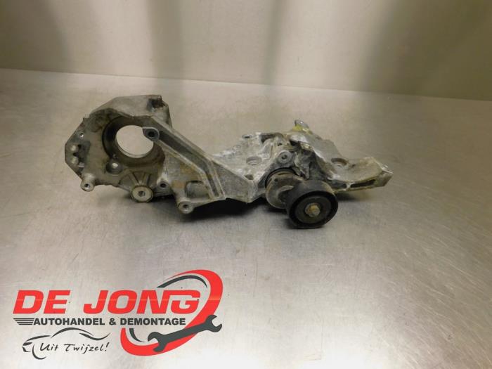 Usagé Support dynamo bas Volkswagen Passat Variant (3C5) 2.0 TDI 16V 140 Prix € 39,99 Règlement à la marge proposé par Autodemontagebedrijf de Jong