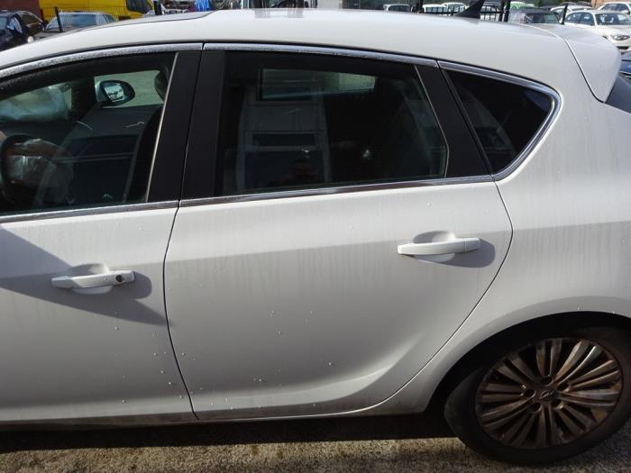 Rear door 4-door, left from a Opel Astra J (PC6/PD6/PE6/PF6) 2.0 CDTI 16V 160 Ecotec 2014