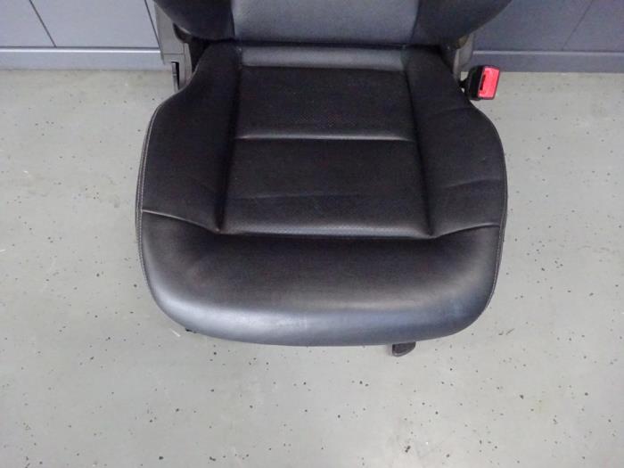 Fotel prawy z Mercedes-Benz E Estate (S212) E-200 CDI 16V BlueEfficiency,BlueTEC 2014