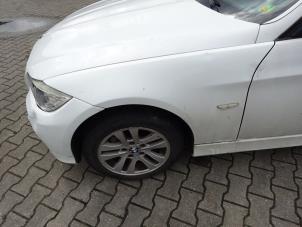 Used Front wing, left BMW 3 serie (E90) 318i 16V Price € 60,00 Margin scheme offered by Autodemontagebedrijf de Jong
