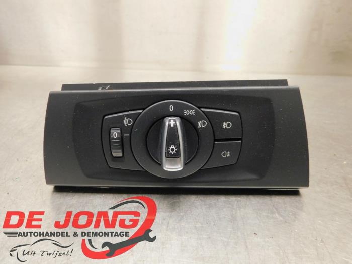 Używane Przelacznik swiatel BMW 3 serie (E90) 318i 16V Cena € 34,95 Procedura marży oferowane przez Autodemontagebedrijf de Jong