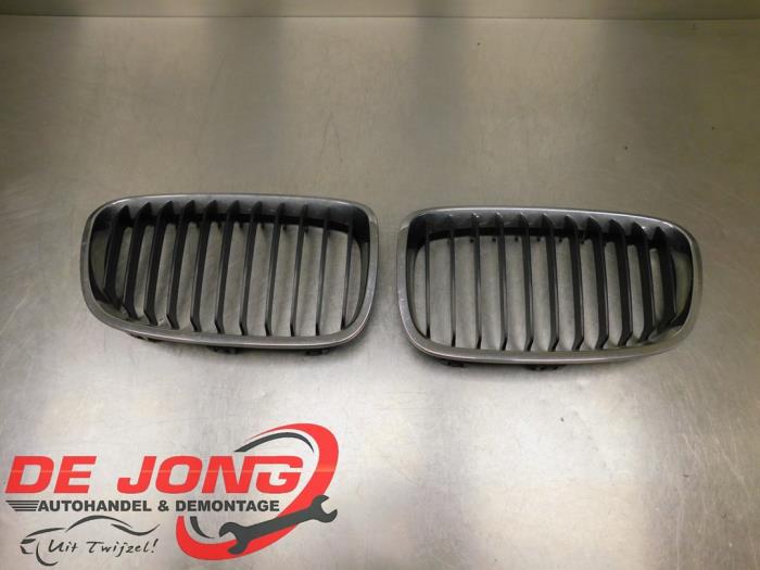 Begagnade Grill BMW 1 serie (F20) 114i 1.6 16V Pris € 39,99 Marginaltabell erbjuds av Autodemontagebedrijf de Jong