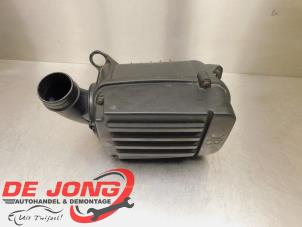Używane Obudowa filtra powietrza Volkswagen Jetta III (1K2) 1.6 Cena € 18,00 Procedura marży oferowane przez Autodemontagebedrijf de Jong