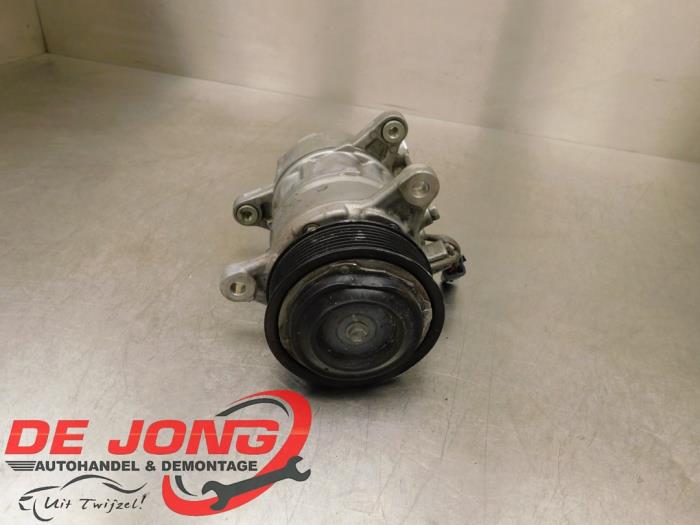 Air conditioning pump from a BMW 3 serie Touring (G21) 316d 2.0 TwinPower Turbo 16V 2021