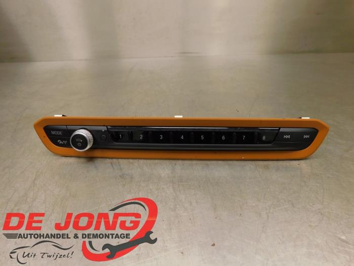 Używane Panel obslugi radia BMW 3 serie Touring (G21) 316d 2.0 TwinPower Turbo 16V Cena € 28,99 Procedura marży oferowane przez Autodemontagebedrijf de Jong