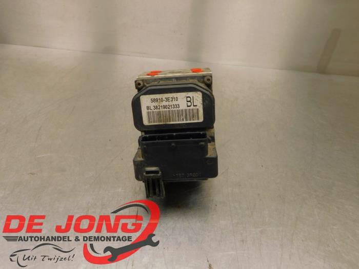 Begagnade ABS-pump Kia Sorento I (JC) 2.5 CRDi 16V Pris € 24,95 Marginaltabell erbjuds av Autodemontagebedrijf de Jong