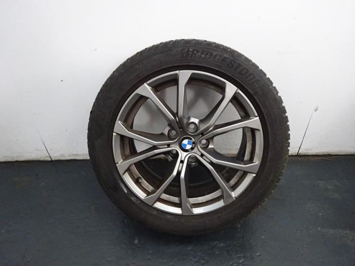 Jante + pneu d'hiver d'un BMW 3 serie Touring (G21) 316d 2.0 TwinPower Turbo 16V 2021