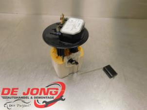 Usados Bomba eléctrica de combustible Opel Vivaro 2.0 CDTI 122 Precio € 96,74 IVA incluido ofrecido por Autodemontagebedrijf de Jong