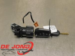Used Ignition lock + key Opel Vivaro 2.0 CDTI 122 Price € 24,19 Inclusive VAT offered by Autodemontagebedrijf de Jong