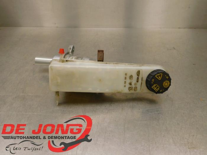 Used Master cylinder Opel Vivaro 2.0 CDTI 122 Price € 36,24 Inclusive VAT offered by Autodemontagebedrijf de Jong