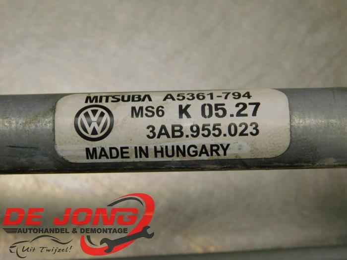 Mecanismo y motor de limpiaparabrisas de un Volkswagen Passat Variant (365) 2.0 TDI 16V 140 2011