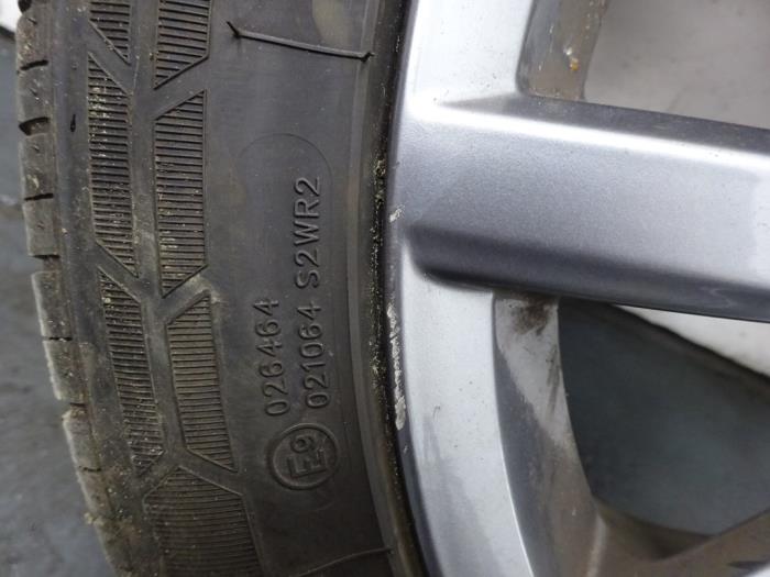 Llanta y neumático de un Volkswagen Polo V (6R) 1.4 TDI 12V 105 2015