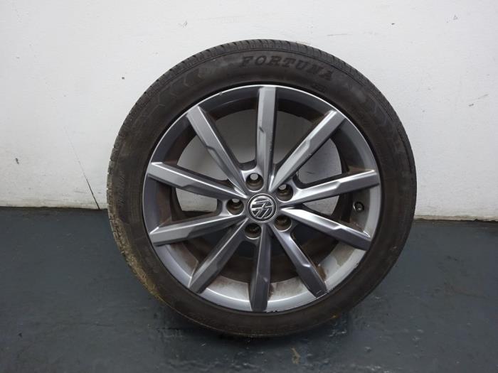 Felge + Reifen van een Volkswagen Polo V (6R) 1.4 TDI 12V 105 2015