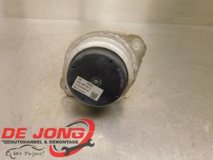 Engine mount from a Volkswagen Touareg (7PA/PH) 4.2 TDI V8 DPF 32V 2013