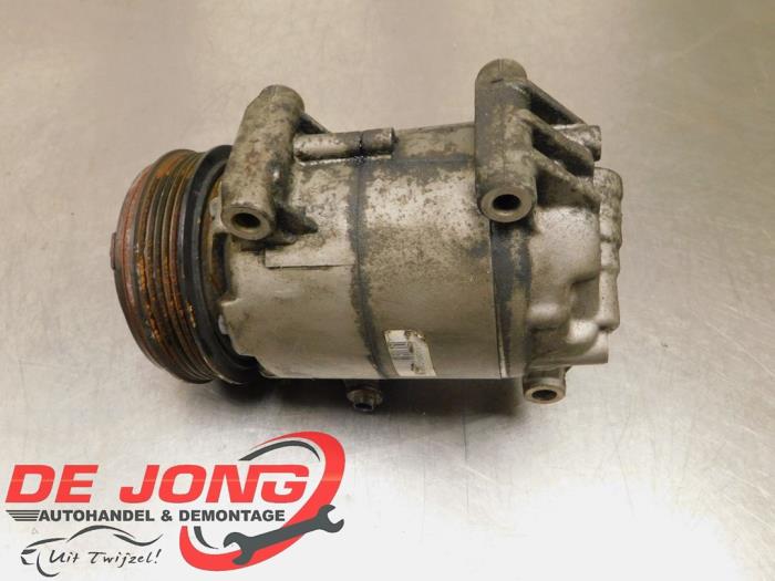 Air conditioning pump from a SsangYong Tivoli 1.6 e-XDi 16V 2WD 2016