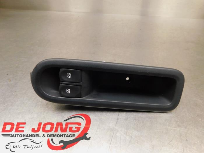Usados Interruptor combinado de ventanillas Renault Twingo II (CN) 1.2 16V Precio € 9,99 Norma de margen ofrecido por Autodemontagebedrijf de Jong