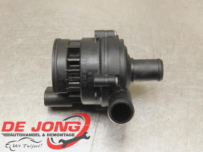 Begagnade Extra vattenpump Mercedes C (W205) C-200d 2.2 16V Pris € 13,90 Marginaltabell erbjuds av Autodemontagebedrijf de Jong