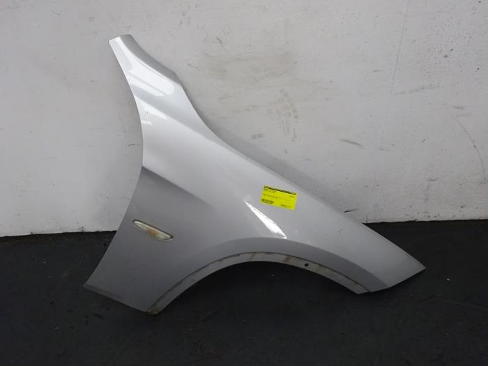 Front wing, right from a BMW X1 (E84) xDrive 18d 2.0 16V 2011