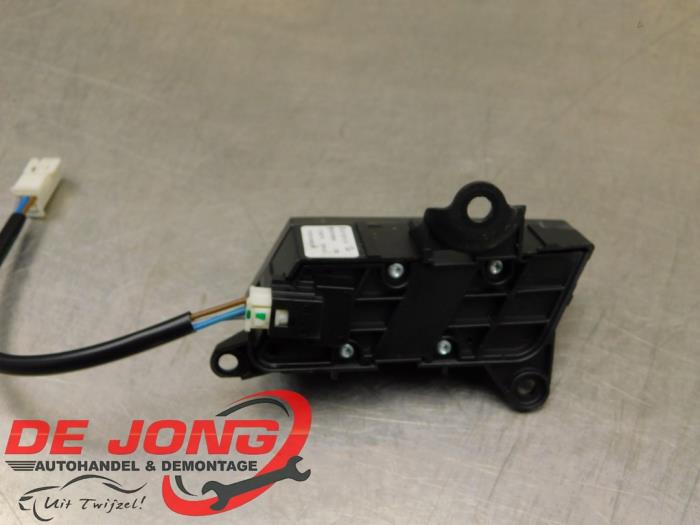 Central locking switch from a Mercedes-Benz S (W221) 3.0 S-350 BlueTec 24V 4-Matic 2012