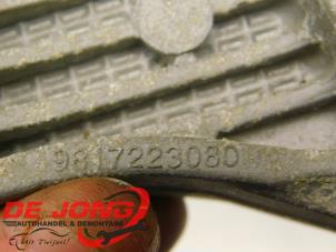 Engine mount from a Opel Vivaro 2.0 CDTI 150 2021