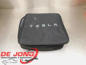 Usados Cable de carga vehículo híbrido Tesla Model 3 EV AWD Precio € 174,99 Norma de margen ofrecido por Autodemontagebedrijf de Jong