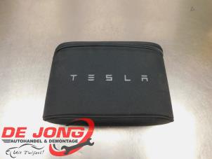 Używane Zestaw naprawczy do opon Tesla Model 3 EV AWD Cena € 100,00 Procedura marży oferowane przez Autodemontagebedrijf de Jong