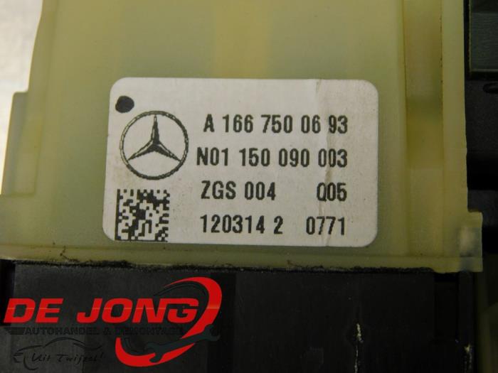 Manija del portón trasero de un Mercedes-Benz ML III (166) 3.0 ML-350 BlueTEC V6 24V 4-Matic 2014
