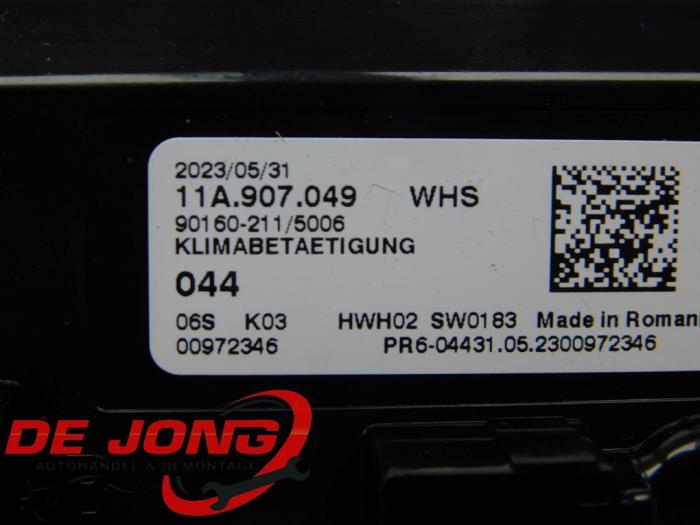 Heater control panel from a Volkswagen Golf VIII (CD1) 1.5 TSI BlueMotion 16V 2023