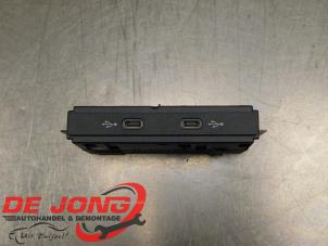 Używane Zlacze AUX/USB Volkswagen Golf VIII (CD1) 1.5 TSI BlueMotion 16V Cena € 19,99 Procedura marży oferowane przez Autodemontagebedrijf de Jong