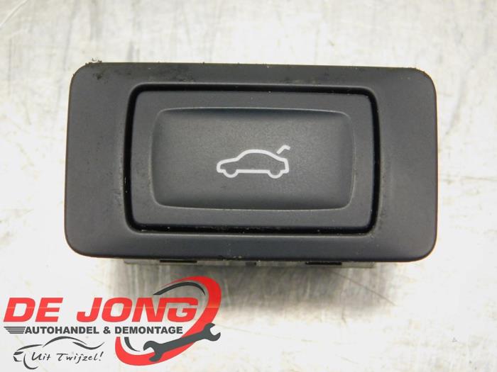 Tailgate/boot open switch button