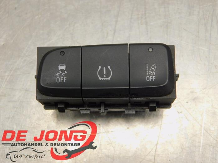Używane Przelacznik ESP Opel Crossland (X) 1.2 Turbo 12V Euro 6 Cena € 9,99 Procedura marży oferowane przez Autodemontagebedrijf de Jong