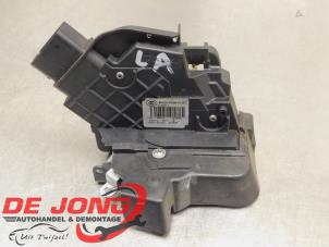 Begagnade Dörrlåsmekanism, 4-dörrars, vänster bak Ford Mondeo IV Wagon 2.0 TDCi 140 16V Pris € 19,99 Marginaltabell erbjuds av Autodemontagebedrijf de Jong